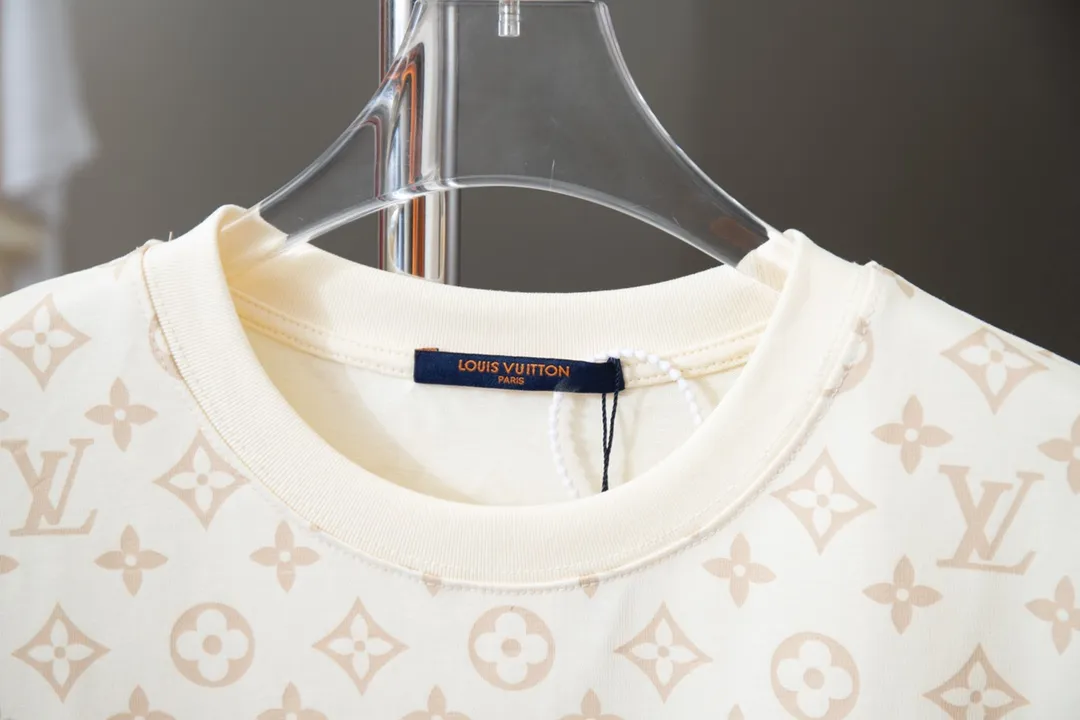 🅿️190 High-quality Lv 2025 early spring new model, MONOGRAM full-width presbyopia printed short-sleeved T-shirt, using digital printing technology to render pixel light and shadow for the Monogram pattern, and its silk-screen texture and knitting effect complement each other. Synchronized with the official website, pure cotton fabrics at the counter! Comfortable against the skin, durable and easy to wear, meticulous original craftsmanship, custom-made 260g vat-dyed fabric, very comfortable to the touch, latest brick cabinet synchronization, OS off-shoulder version, fashionable and individual, super versatile and good-looking, very suitable for both men and women, must-have style, hang tag, collar label, washed wheat, complete with three labels S M L XL